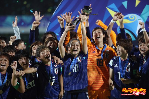VANNES, FRANCE - AUGUST 24:  Fuka Nagano of Japan lifts the trophy with team mates after victory during the FIFA U-20 Women's World Cup France 2018 Final match between Spain and Japan at Stade de la Rabine on August 24, 2018 in Vannes, France.  (Photo by Alex Grimm - FIFA/FIFA via Getty Images)