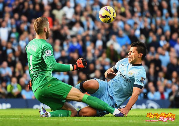 MANCHESTER, ENGLAND - NOVEMBER 02:  Sergio Aguero of Manchester City collides with David De Gea of Manchester United during the Barclays Premier League match between Manchester City and Manchester United at Etihad Stadium on November 2, 2014 in Manchester, England.  (Photo by Laurence Griffiths/Getty Images)