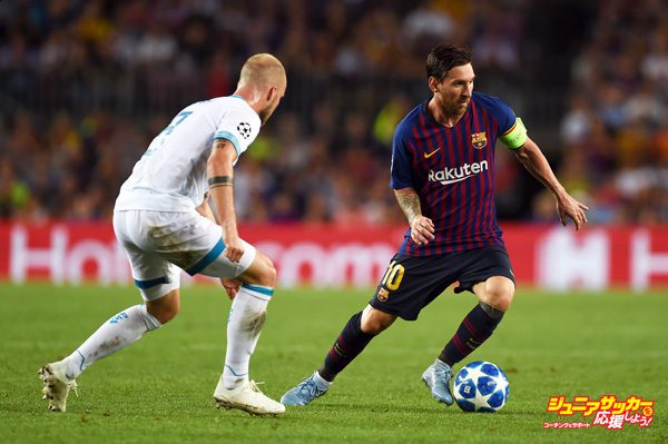 BARCELONA, SPAIN - SEPTEMBER 18:  Lionel Messi of Barcelona runs with the ball during the Group B match of the UEFA Champions League between FC Barcelona and PSV at Camp Nou on September 18, 2018 in Barcelona, Spain.  (Photo by Alex Caparros/Getty Images)