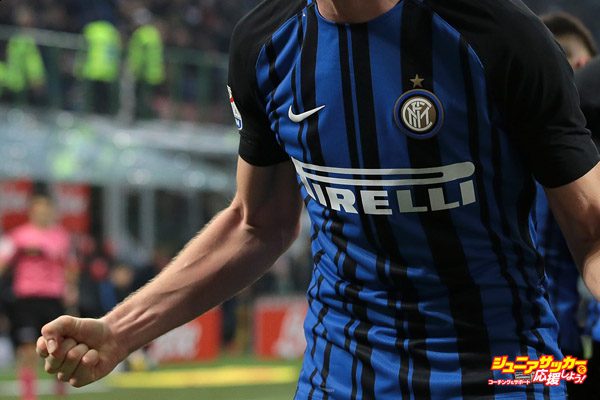 MILAN, ITALY - FEBRUARY 24:  Milan Skriniar of FC Internazionale Milano celebrates after scoring the opening goal during the serie A match between FC Internazionale and Benevento Calcio at Stadio Giuseppe Meazza on February 24, 2018 in Milan, Italy.  (Photo by Emilio Andreoli/Getty Images )