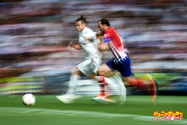 MADRID, SPAIN - SEPTEMBER 29: Gareth Bale (L) of Real Madrid CF competes for the ball with Juan Francisco Torres alias Juanfran (R) of Atletico de Madrid during the La Liga match between Real Madrid CF and  Club Atletico de Madrid at Estadio Santiago Bernabeu on September 29, 2018 in Madrid, Spain. (Photo by Gonzalo Arroyo Moreno/Getty Images)