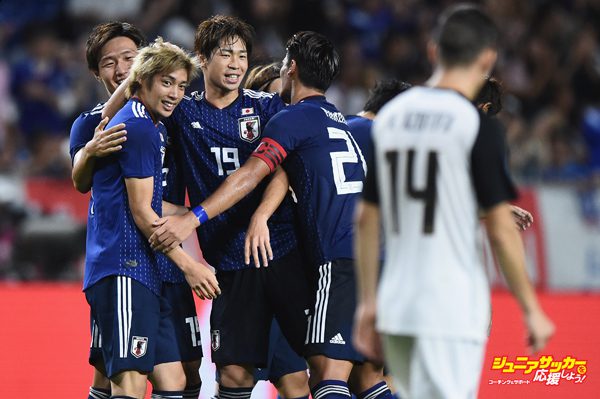 SUITA, JAPAN - SEPTEMBER 11:  Junya Ito (L) of Japan celebrates scoring a goal with team mates during the international friendly match between Japan and Costa Rica at Suita City Football Stadium on September 11, 2018 in Suita, Osaka, Japan.  (Photo by Matt Roberts/Getty Images)