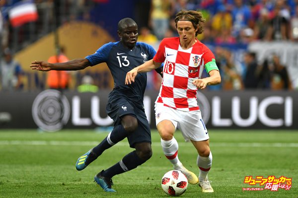 MOSCOW, RUSSIA - JULY 15:  Ngolo Kante of France puts pressure on Luka Modric of Croatia during the 2018 FIFA World Cup Final between France and Croatia at Luzhniki Stadium on July 15, 2018 in Moscow, Russia.  (Photo by Dan Mullan/Getty Images)
