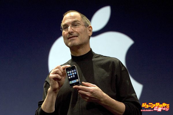 SAN FRANCISCO, CA - JANUARY 9: Apple CEO Steve Jobs holds up the new iPhone that was introduced at Macworld on January 9, 2007 in San Francisco, California. The new iPhone will combine a mobile phone, a widescreen iPod with touch controls and a internet communications device with the ability to use email, web browsing, maps and searching. The iPhone will start shipping in the US in June 2007.   (Photo by David Paul Morris/Getty Images)